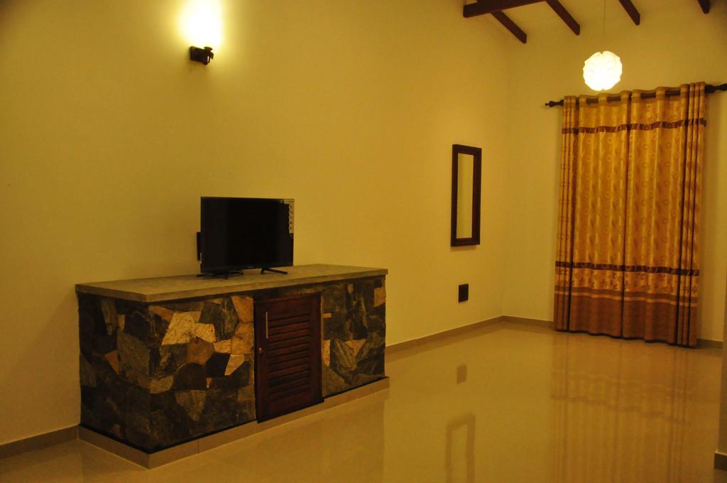 أونا واتونا Asantha Guest House الغرفة الصورة