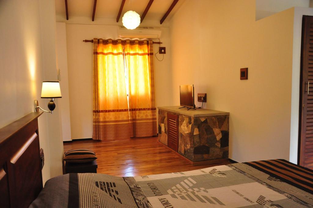 أونا واتونا Asantha Guest House الغرفة الصورة